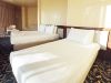 Ampia suite di Hotel con due letti singolo e matrimoniale, moquette decorata.